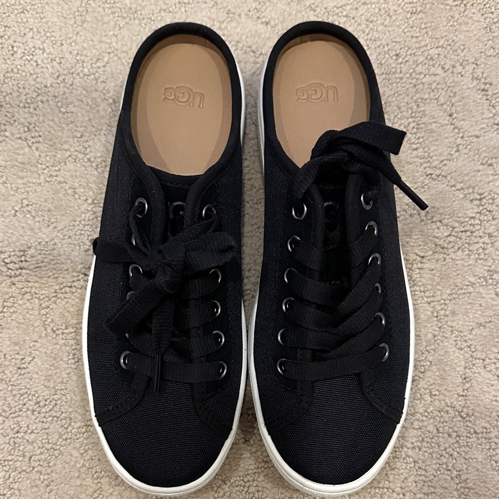 New UGG Cas Black Slide Sneakers. Size 8.